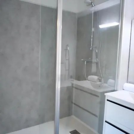 Le Way, Style Seconde Guerre Et Terrasse *